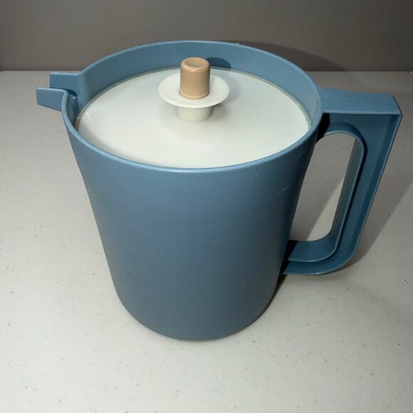 Tupperware Vintage Blue 1.5 Quart Pitcher #1575 Push Button Lid Made in U.S.A. - Picture 2 of 10